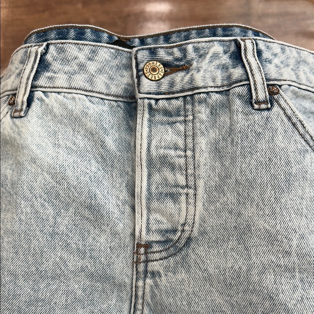 Express Blue Denim Shorts Acid Wash and Distressed size 6R Boyfriend Midi Midris - Picture 4 of 11